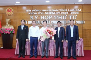 Ông Nguyễn Thành Sinh (ảnh giữa) nhận hoa chúc mừng. (ảnh: Cao Cường)