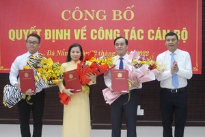 Ông Hồ Kỳ Minh, Phó Chủ tịch UBND thành phố Đà Nẵng (ngoài cùng bên phải) trao Quyết định bổ nhiệm cán bộ.