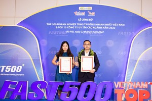 Đại diện C69 nhận giải thưởng tại Fast 500 2022.