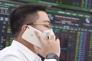 Nhóm cổ phiếu nóng sụt giảm, có bán giải chấp cũng khó khăn, buộc các công ty chứng khoán phải mang cổ phiếu vốn hóa lớn dùng để thế chấp của nhà đầu tư ra bán.