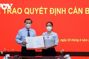 Ông Nguyễn Văn Nên trao quyết định cho bà Lê Thị Hờ Rin (ảnh Hà An).