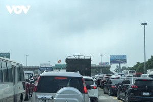 Tình trạng tắc nghẽn trước trạm thu phí trên cao tốc Hà Nội-Hải Phòng, được các tài xế phản ánh chiều 24/4.