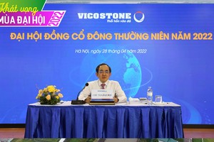 Ông Hồ Xuân Năng, Chủ tịch HĐQT Vicostone trả lời các câu hỏi của cổ đông.