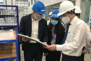 Chủ tịch TP.Đà Nẵng, ông Lê Trung Chinh kiểm tra hoạt động sản xuất của doanh nghiệp trên địa bàn.