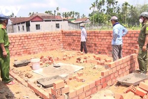 Lực lượng chức năng thị xã Đức Phổ ngăn chặn một trường hợp xây nhà trên tuyến cao tốc Bắc- Nam chờ đền bù.