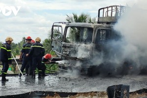 Cảnh sát phòng cháy chữa cháy tỉnh Long An điều động 4 xe chuyên dụng ra hiện trường khống chế đám cháy xe chở nhớt.