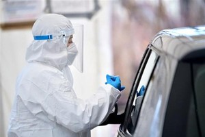 Nhân viên y tế lấy mẫu xét nghiệm COVID-19 cho người dân tại Minsk Mazowiecki, Ba Lan ngày 26/1/2022. (Ảnh: PAP/TTXVN).