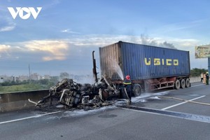 Cabin xe đầu kéo bị lửa thiêu rụi hoàn toàn.