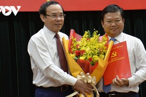 Ông Nguyễn Văn Nên trao quyết định cho ông Lê Văn Thinh (ảnh: Hà Khánh).