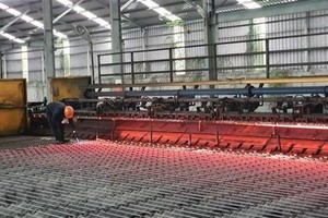 Công ty cổ phần thép Việt Đức sản xuất các sản phẩm thép xây dựng. (Ảnh: Nguyễn Trọng Lịch/TTXVN).