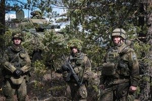 Binh sỹ Phần Lan tham gia một cuộc tập trận chung với Anh, Latvia, Estonia và Mỹ. Ảnh: AFP.