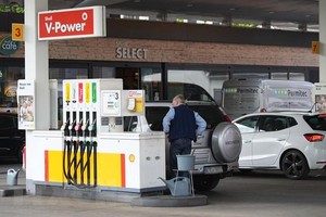 Người dân bơm xăng cho phương tiện tại một trạm xăng ở Berlin, Đức, ngày 11/5/2022. (Ảnh: THX/TTXVN).