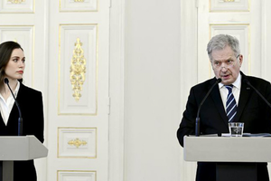 Tổng thống Phần Lan Sauli Niinisto (phải) và Thủ tướng Sanna Marin (trái). Ảnh: Getty Images.