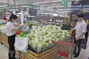 Người dân mua sắm tại siêu thị Winmart. (Ảnh: Trần Việt/TTXVN)