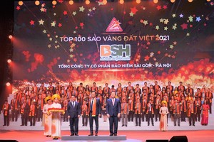 Ông Nguyễn Văn Trưởng – Tổng Giám đốc Bảo hiểm BSH (đứng giữa hàng đầu tiên) đại diện cho BSH nhận danh hiệu Top 100 Sao Vàng Đất Việt 2021.