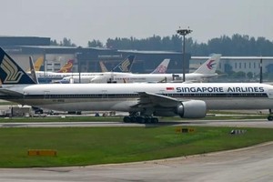 Máy bay Singapore Airlines đỗ trong Sân bay quốc tế Changi, Singapore vào ngày 13/5/2022. Ảnh: AFP.