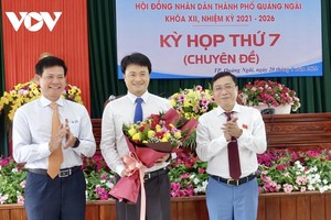 Ông Trà Thanh Danh (giữa) được bầu giữ chức Chủ tịch UBND thành phố Quảng Ngãi.