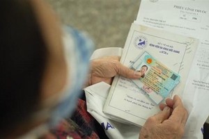 Sau ngày 30/6, người dân đi làm căn cước công dân gắn chip sẽ phải trả phí theo mức được quy định tại Thông tư số 59/2019/TT-BTC. (Ảnh: TTXVN phát).