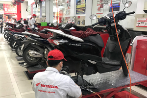 Các cửa hàng sửa chữa xe máy trên địa bàn thành phố Hà Nội chật kín xe hỏng sau trận mưa kỷ lục. (Ảnh: Việt Anh/Vietnam+)