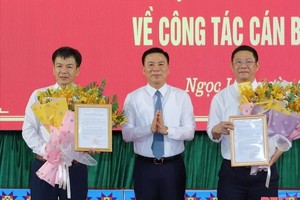 Bí thư Tỉnh ủy Thanh Hóa Đỗ Trọng Hưng trao quyết định cho ông Lê Văn Tuấn và ông Phạm Tiến Dũng. Ảnh: BTH.