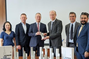 Tổng giám đốc Techcombank Jens Lottner (thứ ba từ phải sang) vinh dự nhận 8 giải thưởng do đại diện VISA trao tặng vào tháng 5/2022.