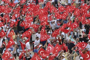 Những dân cầm cờ Thổ Nhĩ Kỳ trong một sự kiện ở Istanbul, Thổ Nhĩ Kỳ, ngày 29/5. Ảnh: Getty Images.