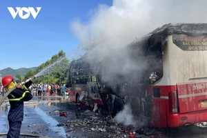 Hiện trường vụ cháy xe khách tại Phú Yên.