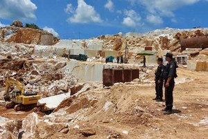 Công an Nghệ An bắt quả tang khai thác đá trắng trái phép ở xã Châu Lộc, Quỳ Hợp. (Nguồn: tienphong.vn)