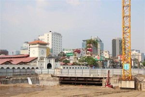 Phía trên nhà ga ngầm Bến Thành đang được đắp trả mặt bằng. (Ảnh minh họa: Tiến Lực/TTXVN)