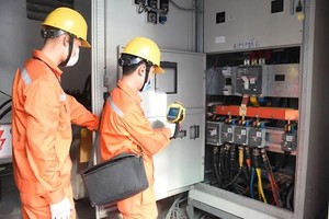 Nhân viên EVNHANOI kiểm tra tình trạng vận hành thiết bị điện. (Ảnh: evnhanoi).