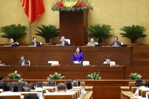 Thống đốc Ngân hàng Nhà nước Việt Nam Nguyễn Thị Hồng trả lời chất vấn. (Ảnh: Doãn Tấn/TTXVN).