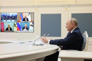 Tổng thống Nga Vladimir Putin (phải) tham dự trực tuyến Diễn đàn Kinh tế Á-Âu được tổ chức ở Bishkek (Kyrgyzstan), ngày 26/5/2022. (Ảnh: AFP/TTXVN).