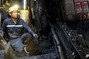 Giá than toàn cầu neo ở vùng 400 USD/tấn do chênh lệch cung - cầu.