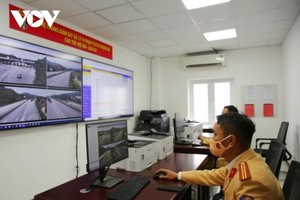 Cảnh sát giao thông xử lý vi phạm qua camera giám sát.