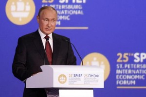 Tổng thống Nga Putin phát biểu tại Diễn đàn Kinh tế Quốc tế St.Petersburg (SPIEF) ngày 17/6. Ảnh: CNN.