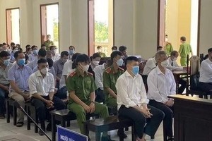 Các bị cáo tại phiên tòa xét xử. (Nguồn: congly).