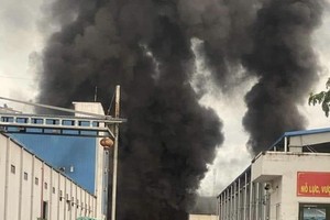 Ngọn lửa bùng phát dữ dội từ xưởng than đá của Công ty TNHH sợi MeKong.