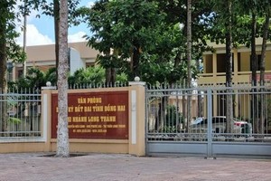 Cơ quan chức năng đang tiến hành khám xét tại VP ĐKĐĐ chi nhánh Long Thành. (Nguồn: thanhnien.vn).