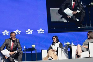 Bà Hồ Ngọc Yến Phương, CFO Vietjet (ngồi giữa) và bà Ursula Hurley, CFO Jet Blue tại tọa đàm giám đốc tài chính (ảnh: N.T)