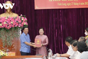 Thừa ủy quyền của Ban Bí thư, đồng chí Bùi Văn Nghiêm, Ủy viên Trung ương Đảng, Bí thư Tỉnh ủy trao quyết định và tặng hoa chúc mừng đồng chí Nguyễn Thị Minh Trang.