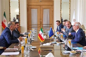 Ngoại trưởng Iran Hossein Amir-Abdollahian (trái) và Đại diện cấp cao phụ trách chính sách an ninh và đối ngoại của EU Josep Borell (phải) tại cuộc gặp ở Tehran ngày 25/6/2022. (Ảnh: AFP/TTXVN).
