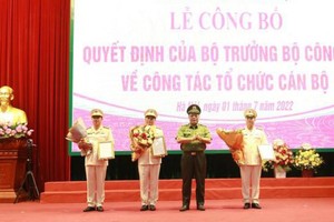 Trung tướng Nguyễn Hải Trung thừa ủy quyền của Bộ trưởng Bộ Công an trao quyết định và tặng hoa chúc mừng 3 Phó Giám đốc CATP Hà Nội