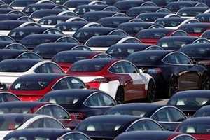 Xe ôtô điện của Tesla tại cảng ở Southampton, Anh. (Ảnh: AFP/TTXVN).