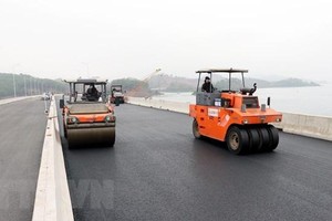 Các nhà thầu thi công đẩy nhanh tiến độ thi công cao tốc Vân Đồn-Móng Cái. (Ảnh: Văn Đức/TTXVN).
