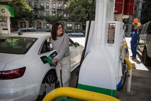 Một trạm xăng ở New York, Mỹ. (Ảnh: THX/TTXVN).