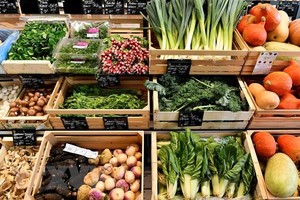 Một quầy bán rau củ quả tại siêu thị ở Saintes, miền Tây Pháp. (Ảnh: AFP/TTXVN).