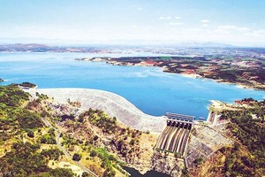 Thủy điện Ialy mở rộng đang chậm tiến độ vì chưa có đủ mặt bằng.