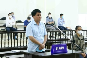 Bị cáo Nguyễn Đức Chung (cựu Chủ tịch Ủy ban Nhân dân thành phố Hà Nội) khai báo trước Tòa. (Ảnh: Phạm Kiên/TTXVN).