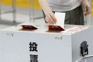Cử tri bỏ phiếu trong cuộc bầu cử Thượng viện tại Osaka, Nhật Bản ngày 10/7/2022. (Ảnh: Kyodo/TTXVN).
