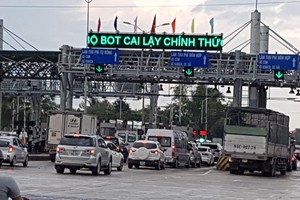 Trạm thu phí dự án BOT Cai Lậy trên QL1. Ảnh NT.